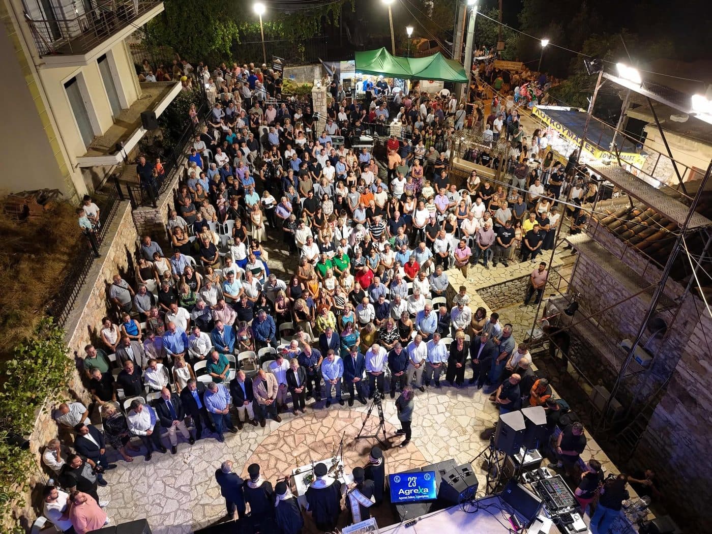 Πλήθος κόσμου από ψηλά στην τελετή έναρξης της έκθεσης, βράδυ