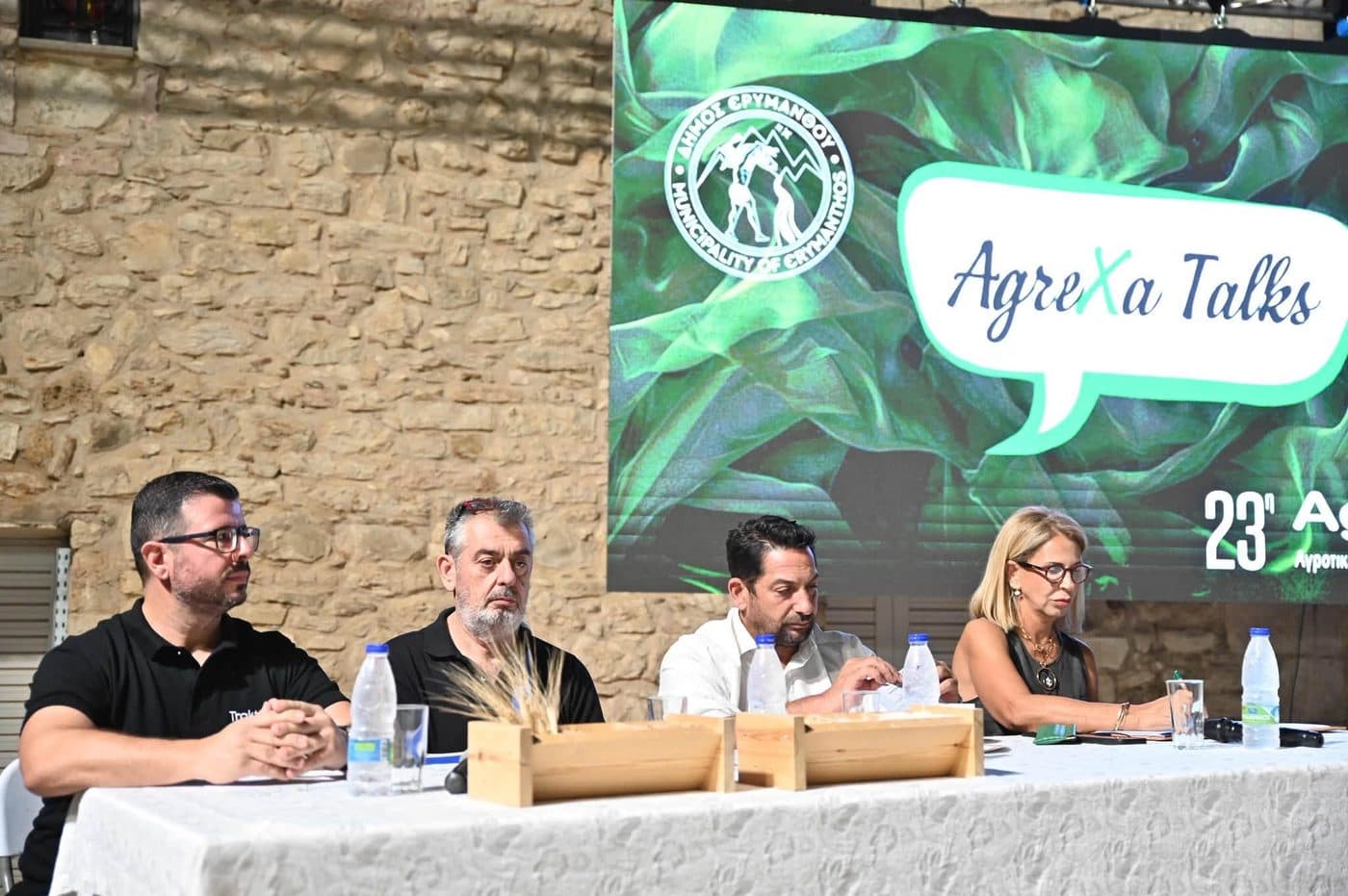 Μέλος της ομάδας του Trakterás σε πάνελ συζήτησης, μπροστά από οθόνη με το σήμα AgreXa Talks